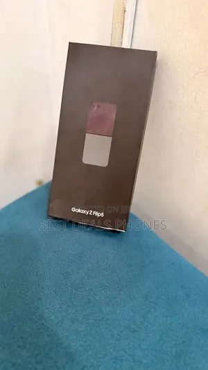 New Samsung Galaxy Z Flip5 256 GB Gold