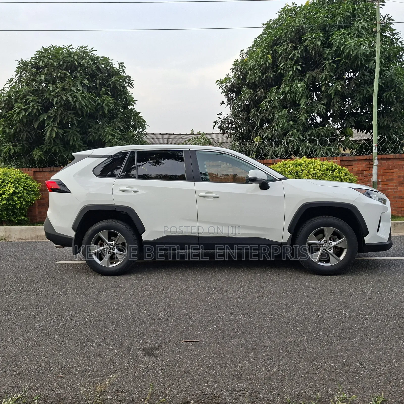 Toyota RAV4 LE 2022 White