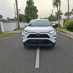 Toyota RAV4 LE 2022 White