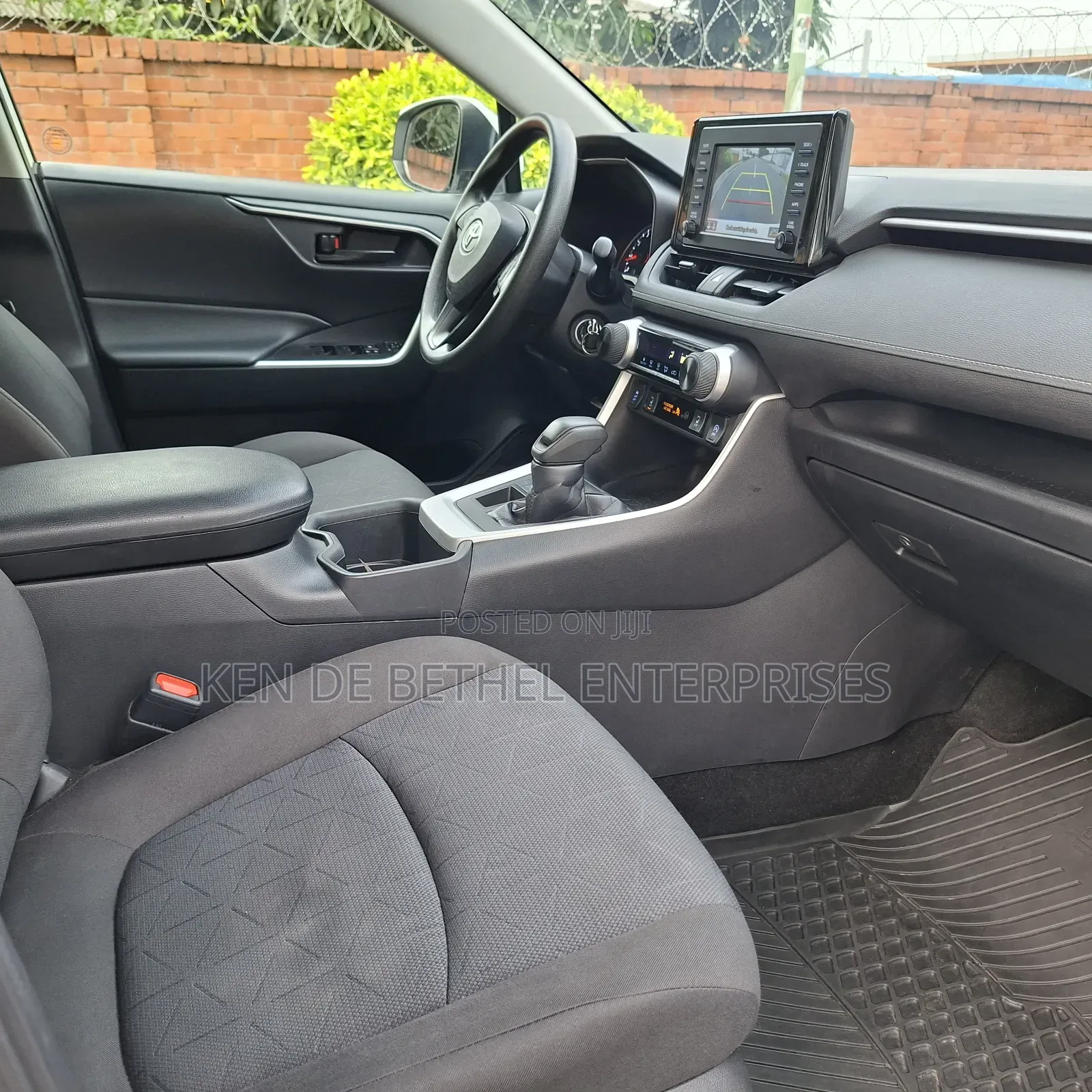 Toyota RAV4 LE 2022 White