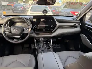 Toyota Highlander Limited 2022 Gray