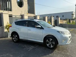 Toyota RAV4 XLE 4dr SUV (2.5L 4cyl 6A) 2015 White