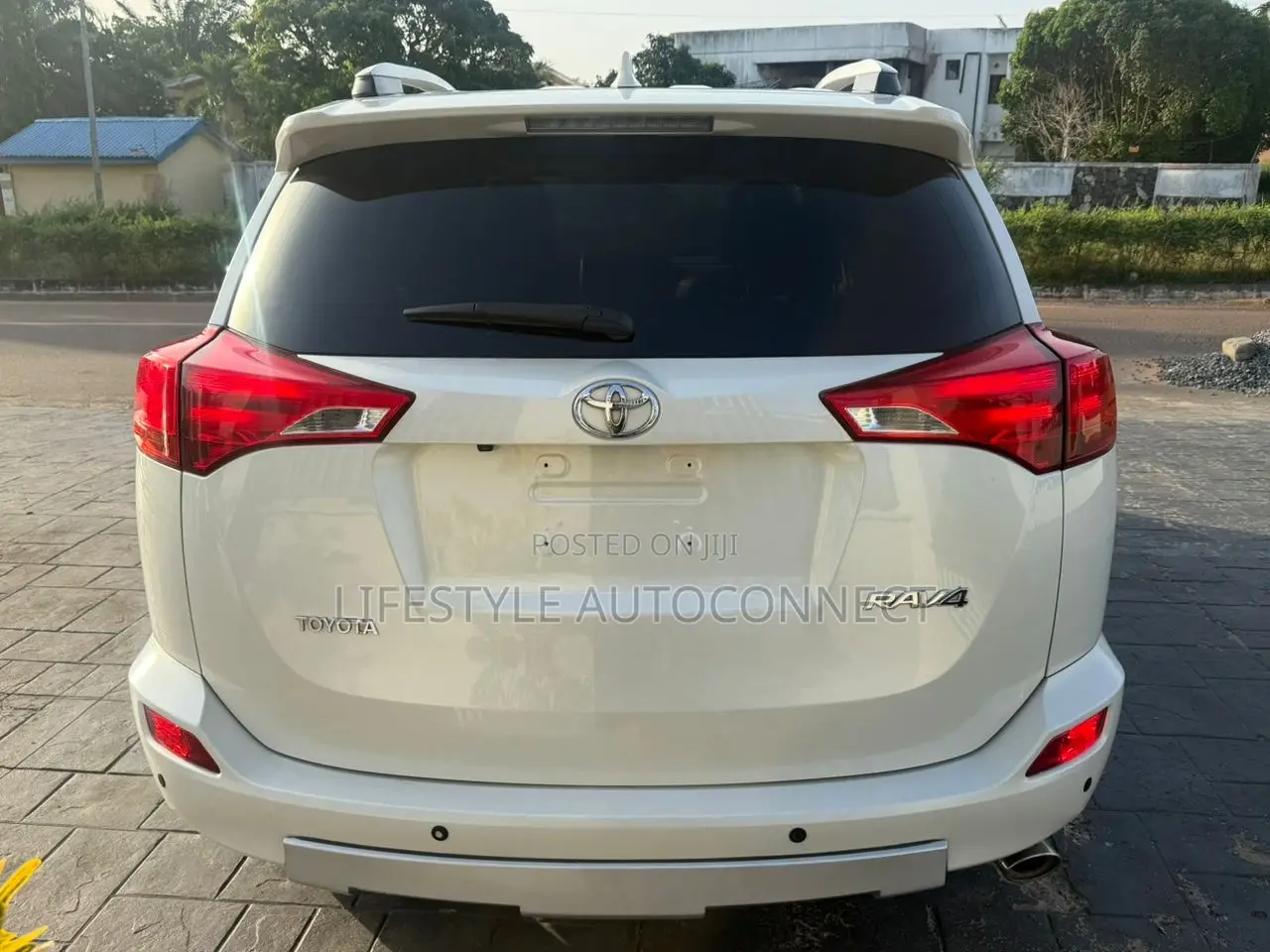Toyota RAV4 XLE 4dr SUV (2.5L 4cyl 6A) 2015 White