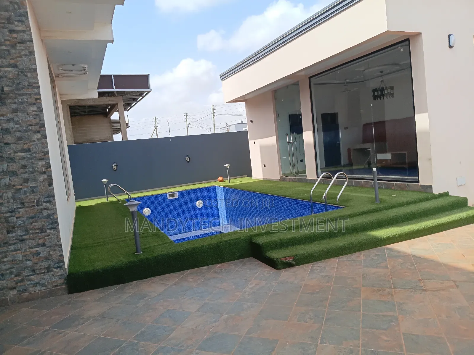 8bdrm Villa in Lake Side Estate for sale