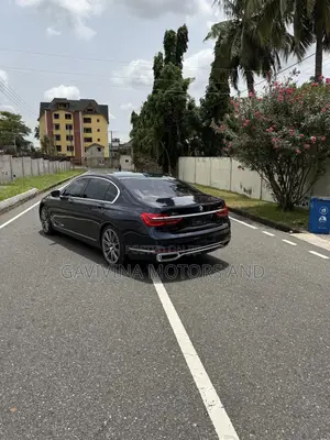 BMW 7 Series 745Le xDrive 2021 Green
