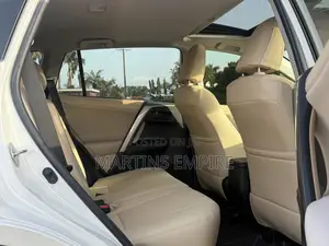Toyota RAV4 XLE 4dr SUV (2.5L 4cyl 6A) 2015 White