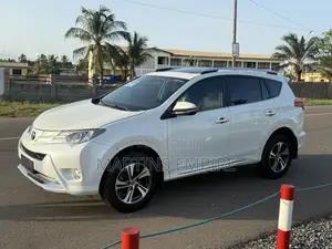 Toyota RAV4 XLE 4dr SUV (2.5L 4cyl 6A) 2015 White