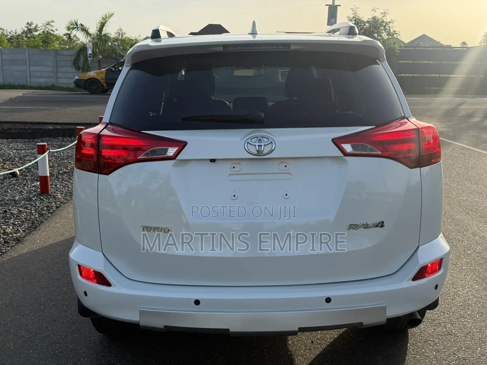 Toyota RAV4 XLE 4dr SUV (2.5L 4cyl 6A) 2015 White