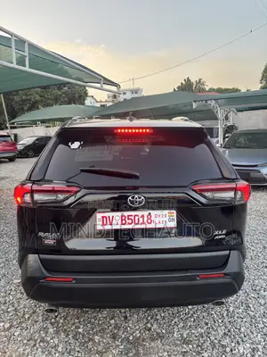Toyota RAV4 XLE 2025 Black