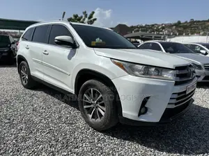 Toyota Highlander XLE 4x4 V6 (3.5L 6cyl 8A) 2018 White