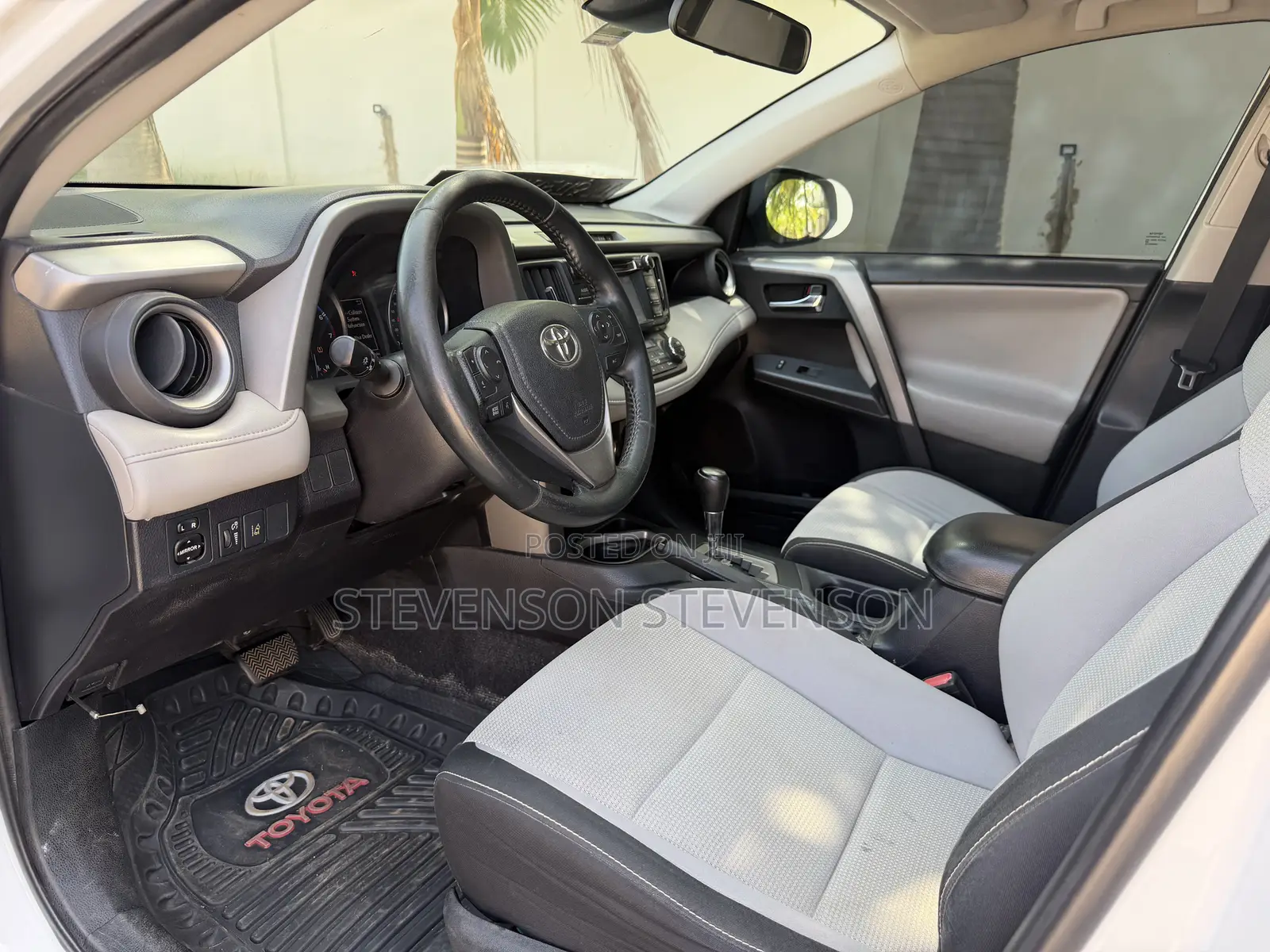 Toyota RAV4 XLE 4dr SUV (2.5L 4cyl 6A) 2018 White