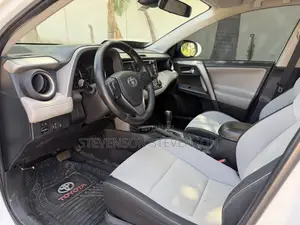 Toyota RAV4 XLE 4dr SUV (2.5L 4cyl 6A) 2018 White