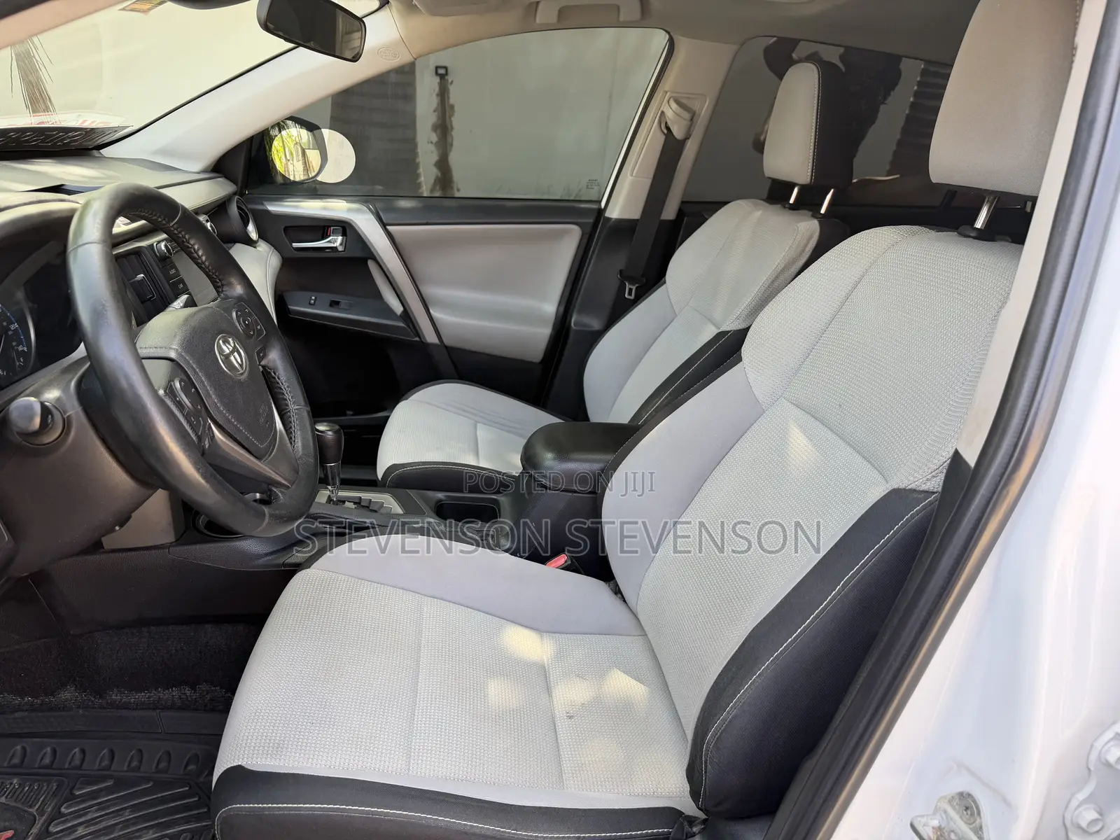 Toyota RAV4 XLE 4dr SUV (2.5L 4cyl 6A) 2018 White
