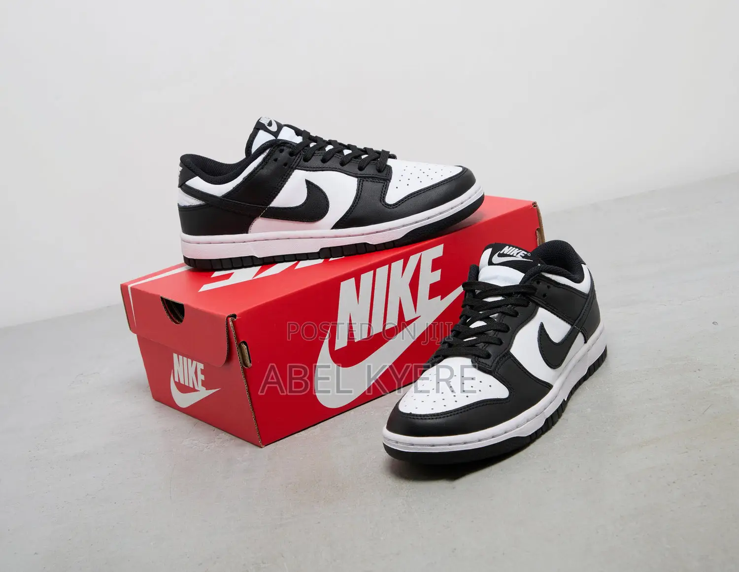 Sb Dunk Low Black and White Color Available With Box