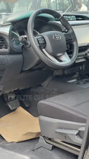 New Toyota Hilux 2025 Black
