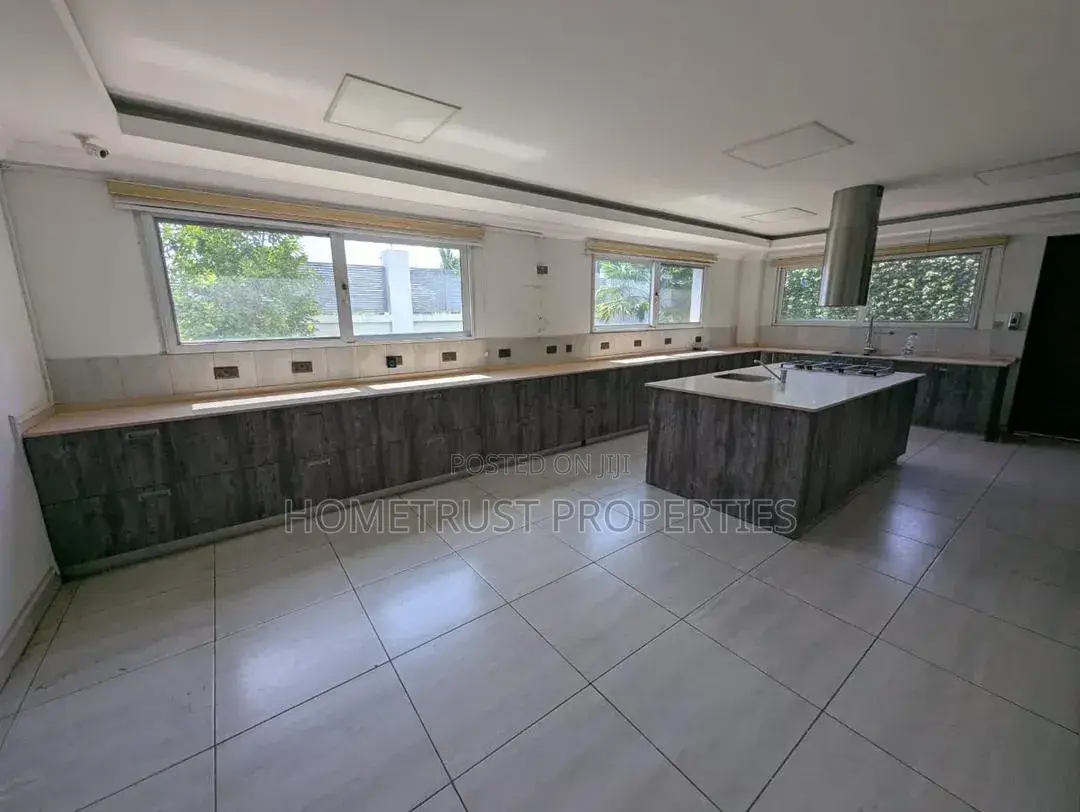 4bdrm Mansion in Airport Hillls for sale