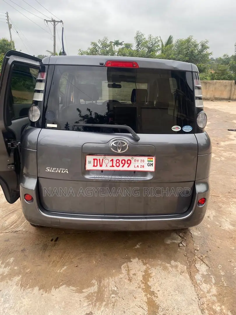Toyota Sienta 1.5 FWD 2010 Gray
