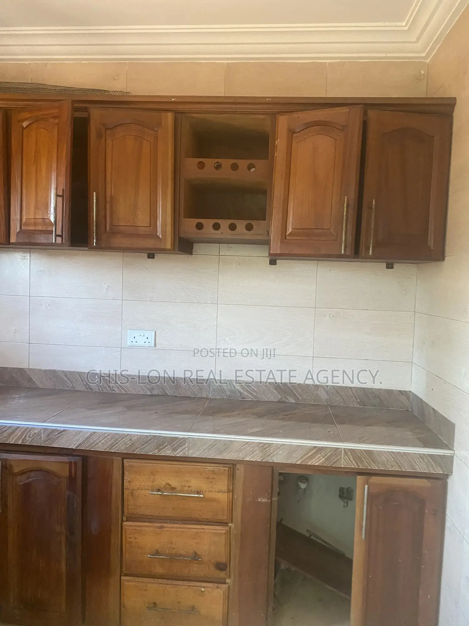 10bdrm Apartment in Chis-Lon Broker’S, Adade for rent