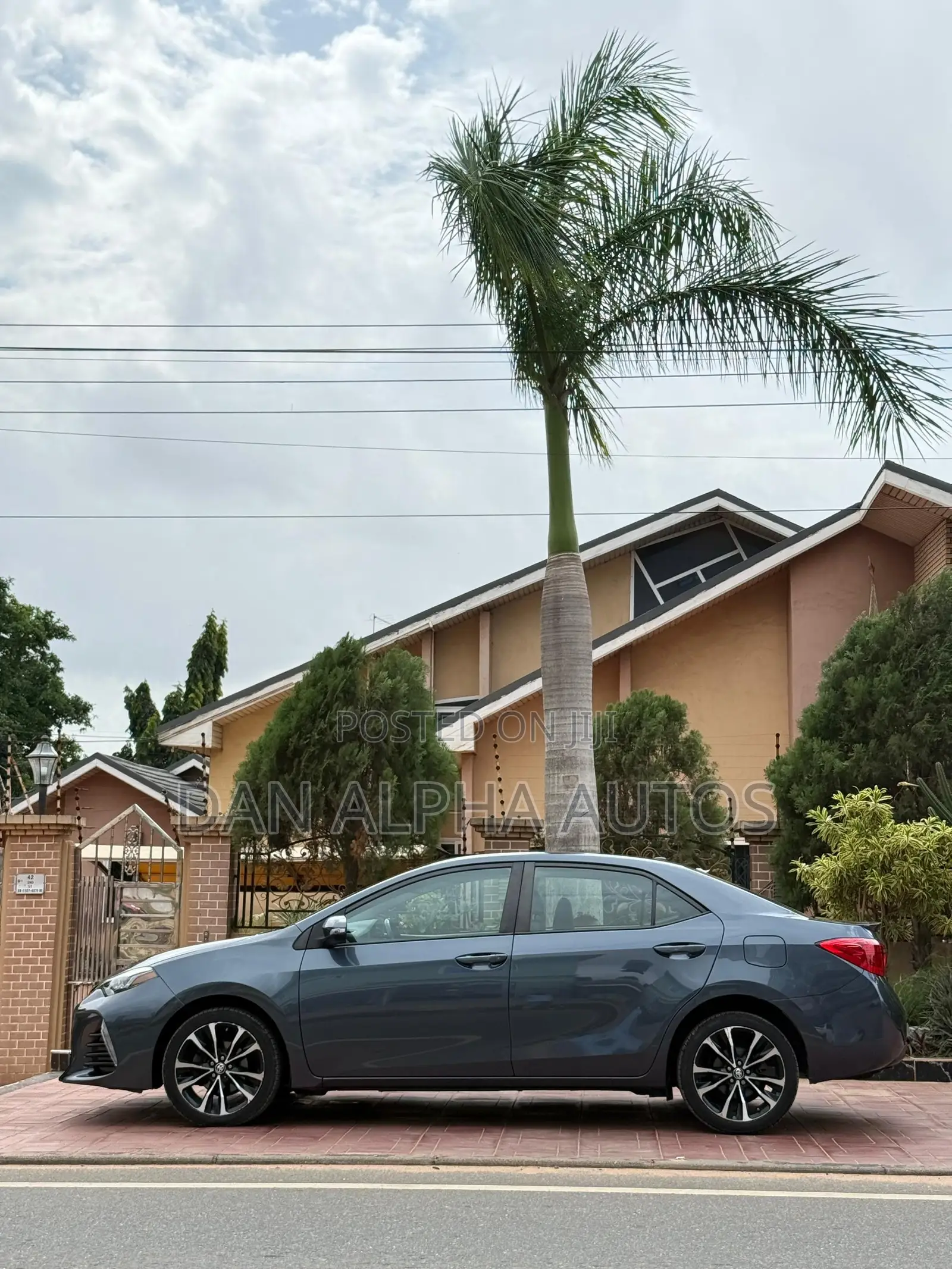 Toyota Corolla XLE (1.8L 4cyl 2A) 2019