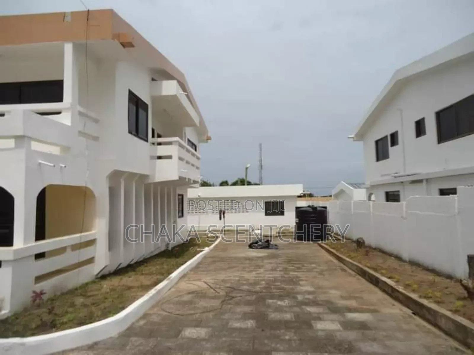 10bdrm House in Community 3, Tema Metropolitan for sale