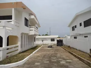 10bdrm House in Community 3, Tema Metropolitan for sale