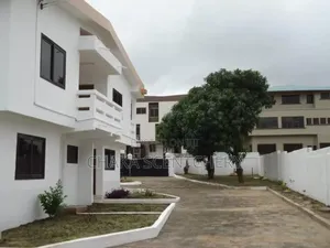 10bdrm House in Community 3, Tema Metropolitan for sale