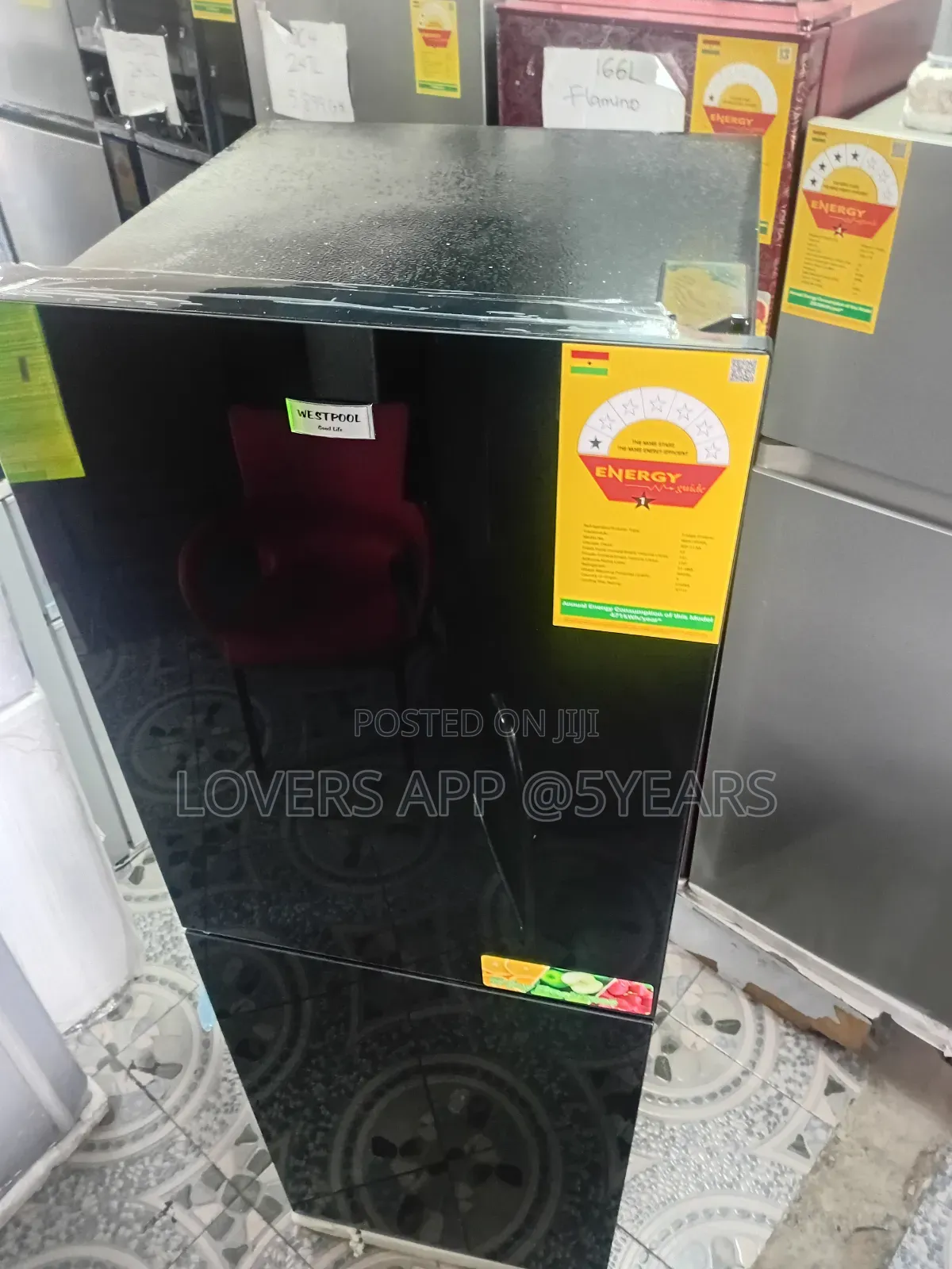 Black 243l Elegant Modern Kitchen Fridge.