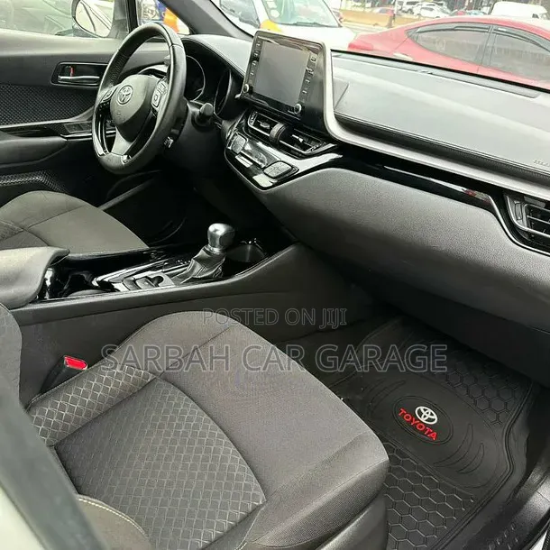 Toyota C-HR XLE FWD Sport Utility (2.0L 4cyl 2AM) 2018 Brown