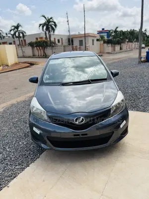 Toyota Vitz 1.3 AWD 5dr 2013 Gray
