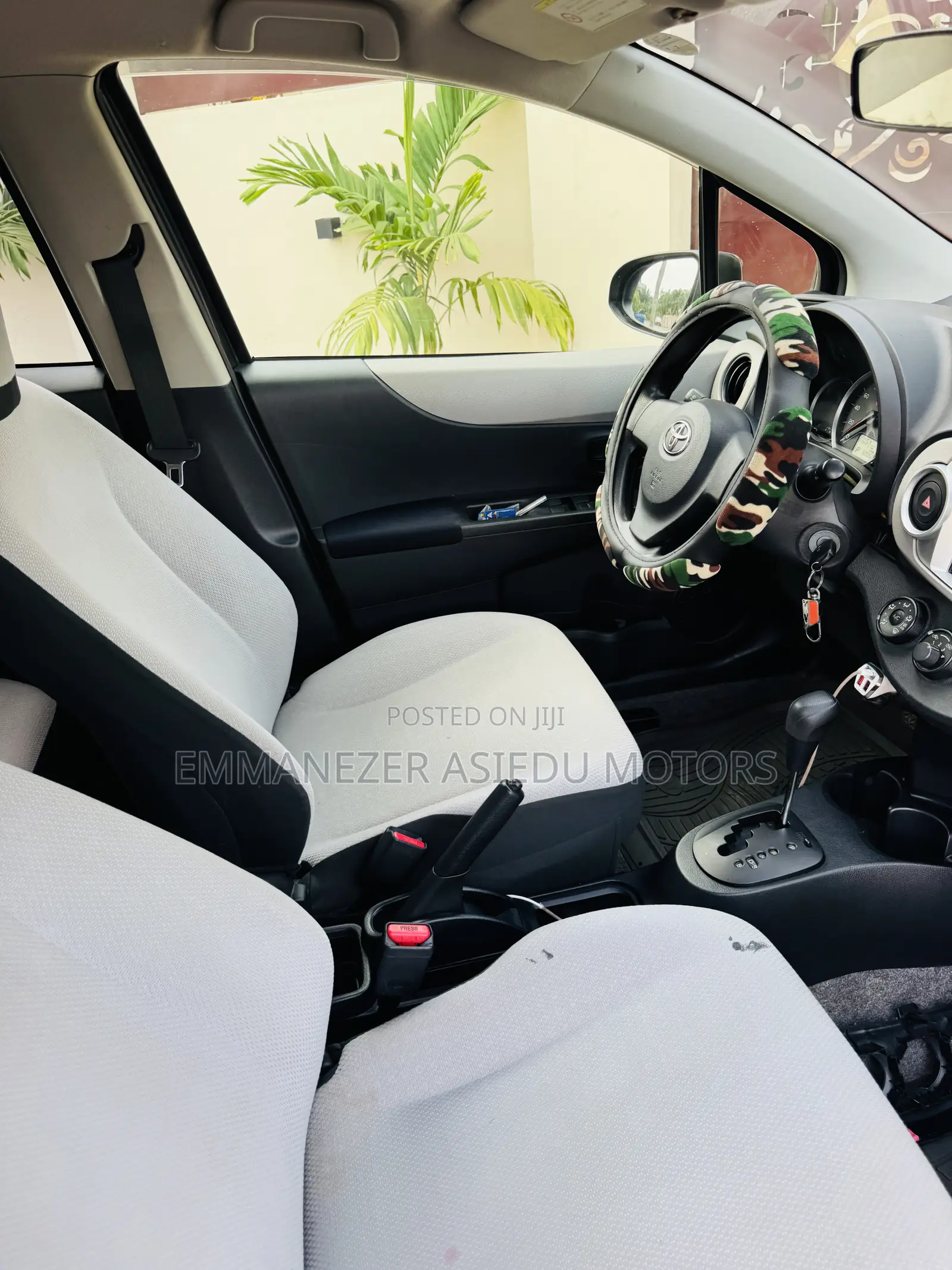 Toyota Vitz 1.3 AWD 5dr 2013 Gray