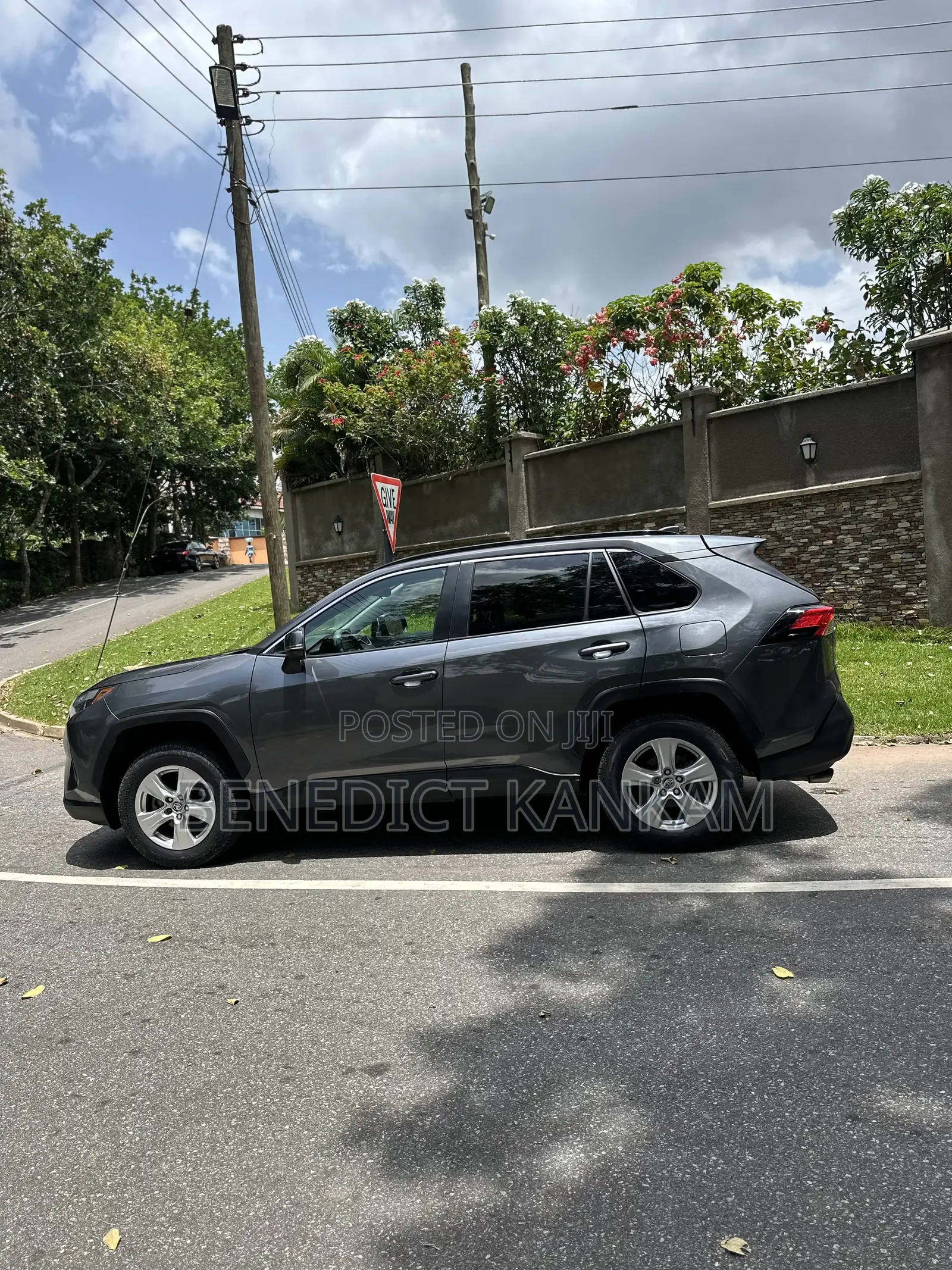Toyota RAV4 XLE 2022 Gray