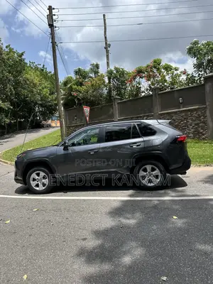 Toyota RAV4 XLE 2022 Gray