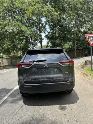Toyota RAV4 XLE 2022 Gray