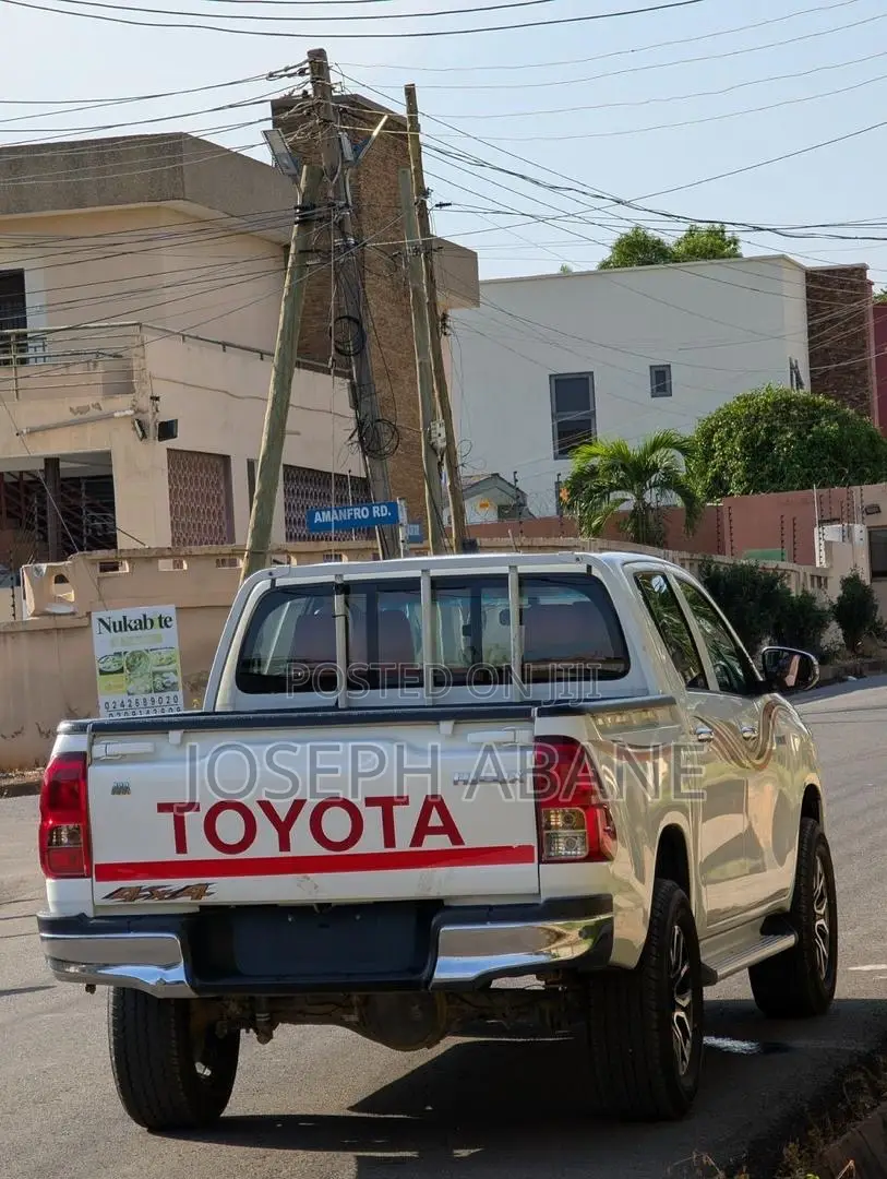 Toyota Hilux 2024 White