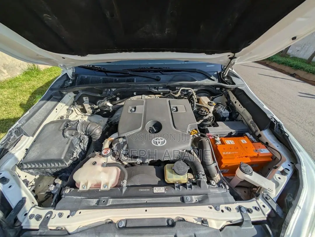 Toyota Hilux 2024 White