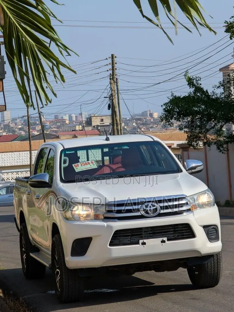 Toyota Hilux 2024 White