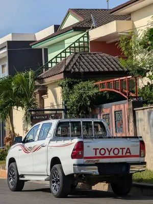 Toyota Hilux 2024 White