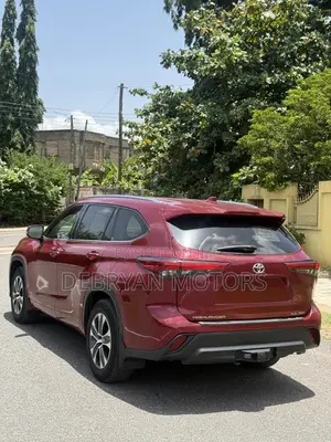 Toyota Highlander XLE 2021 Red