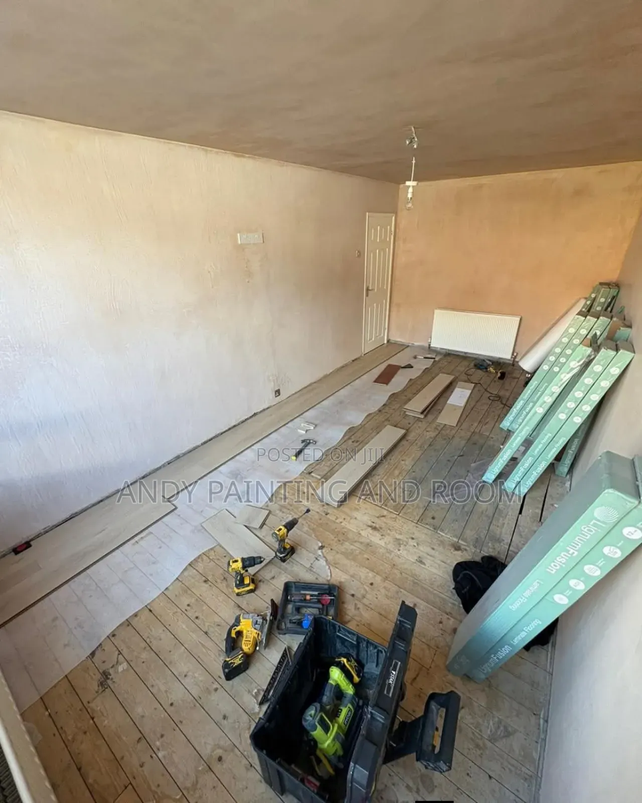 Clean Vinyl Flooring Installer