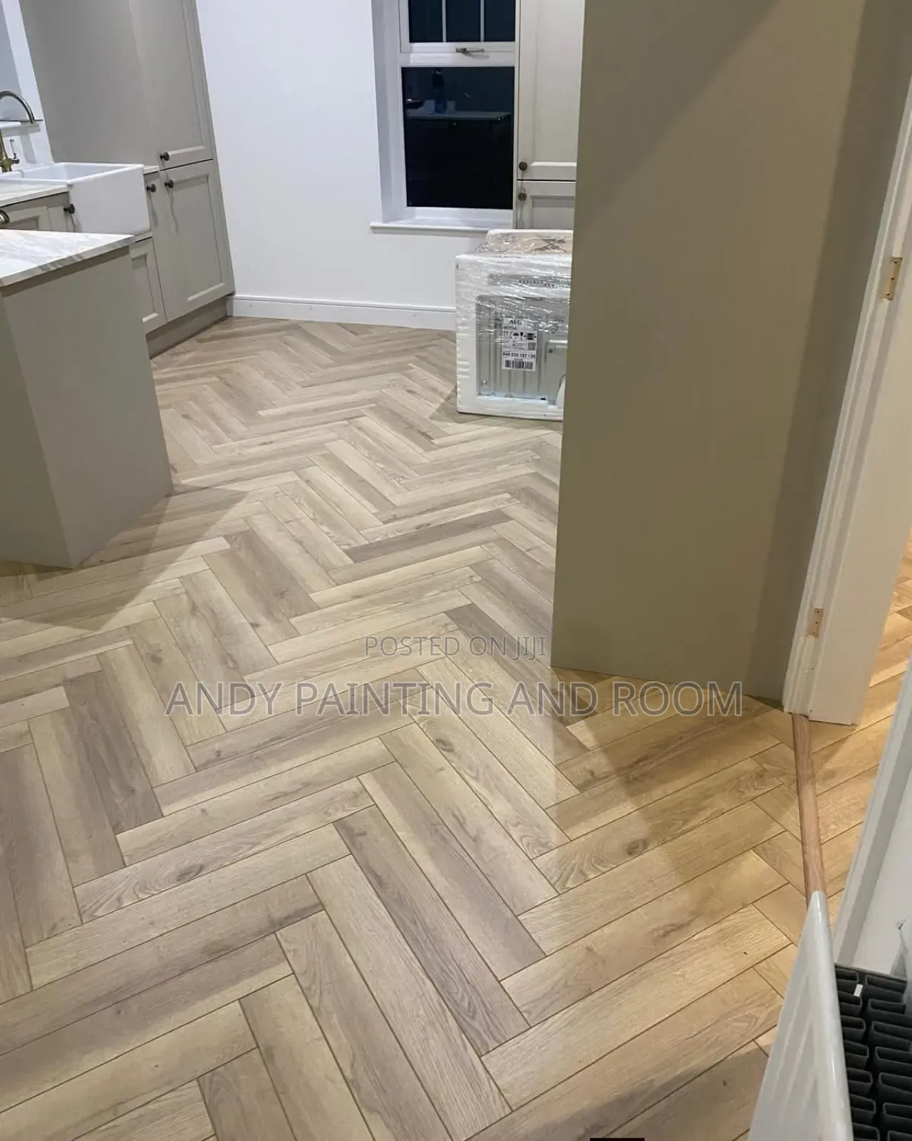 Clean Vinyl Flooring Installer