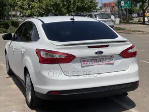 Ford Focus SE Sedan FWD (2.0L 4cyl 5M) 2012 White
