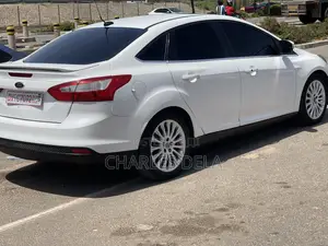 Ford Focus SE Sedan FWD (2.0L 4cyl 5M) 2012 White