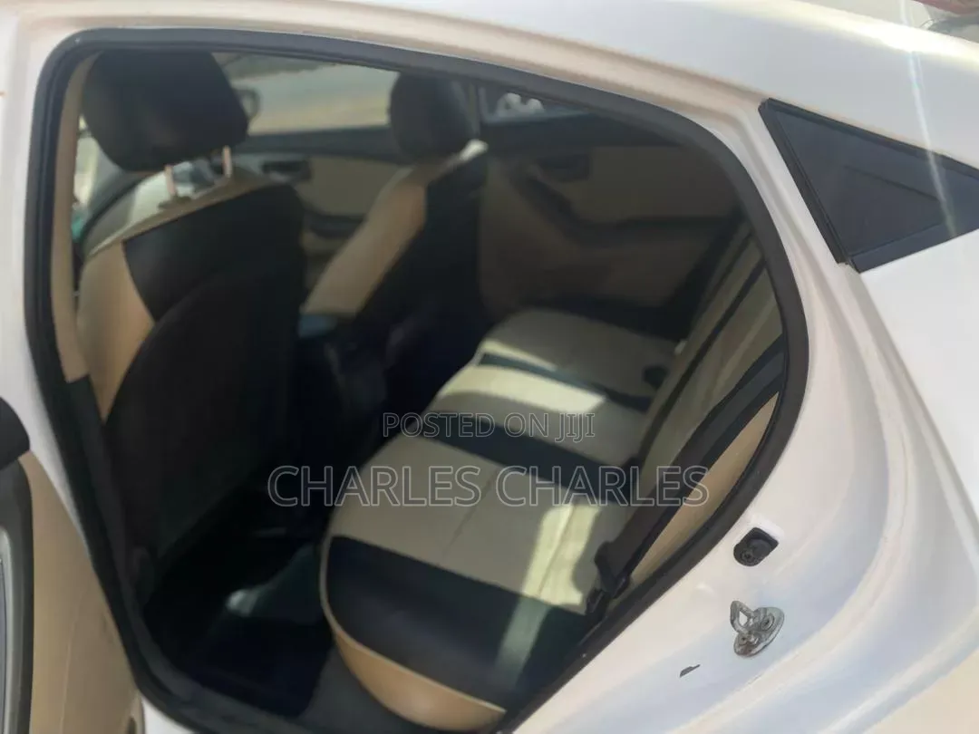 Hyundai Elantra SE 4dr Sedan (1.8L 4cyl 6A) 2015 White