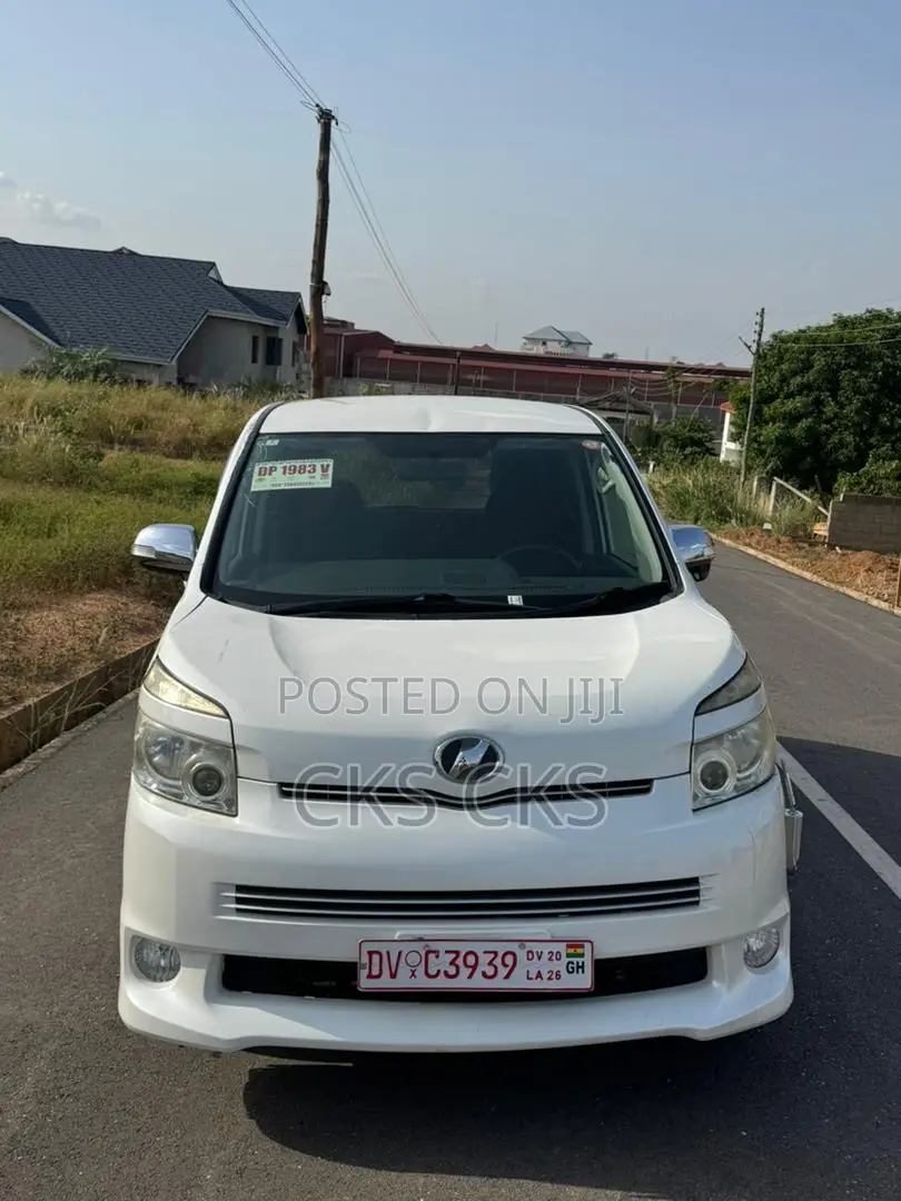 Toyota Voxy 2010 White