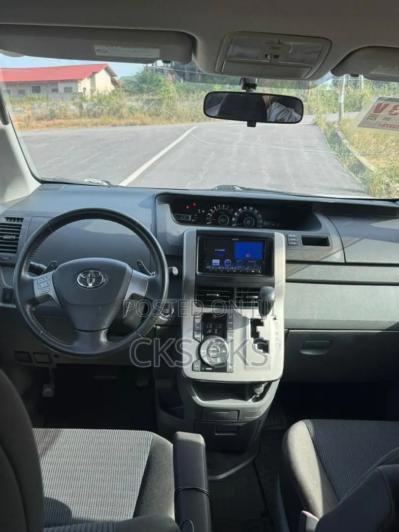 Toyota Voxy 2010 White