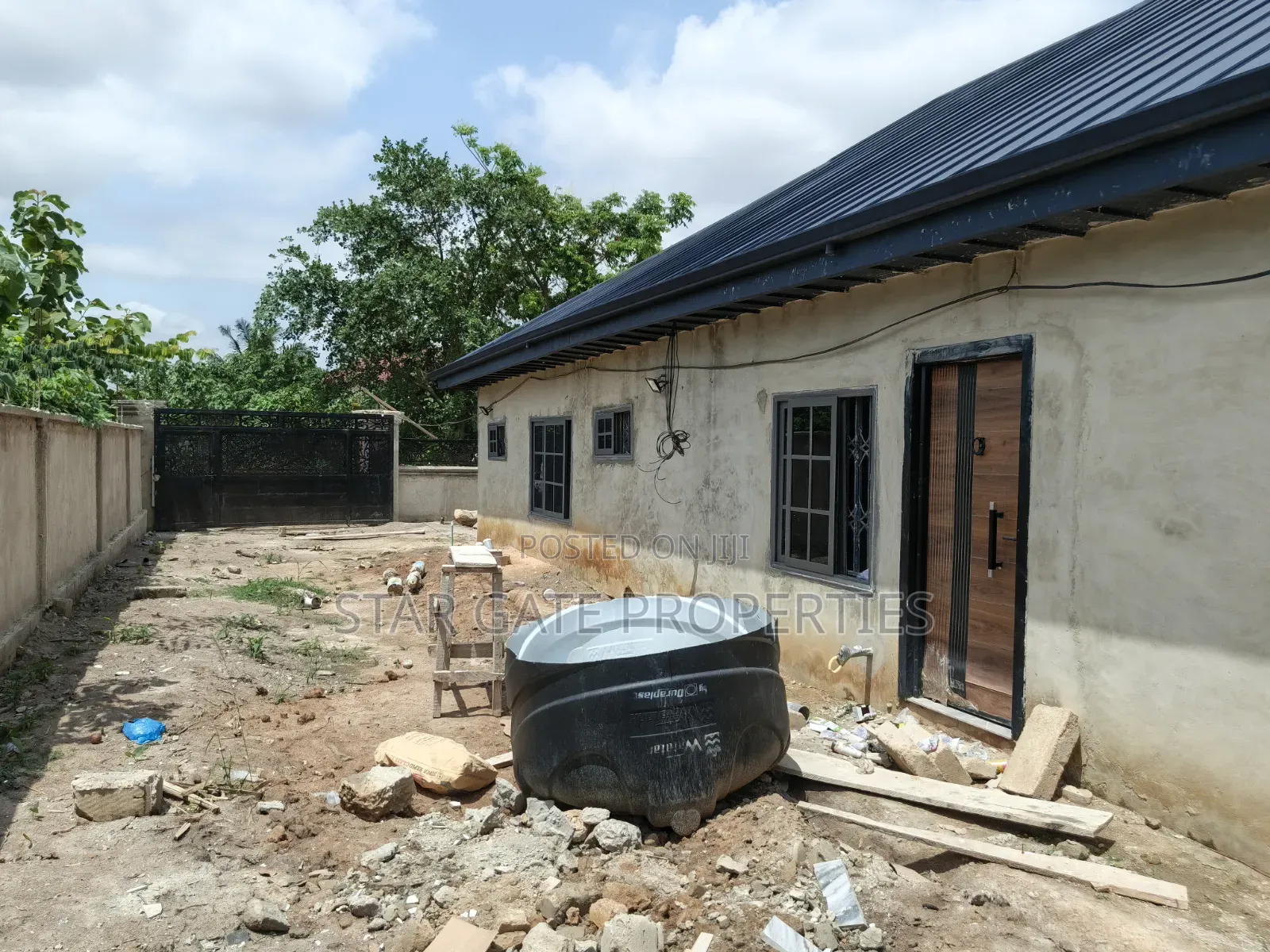 5bdrm House in Near Kenyasi, Kwabre for sale