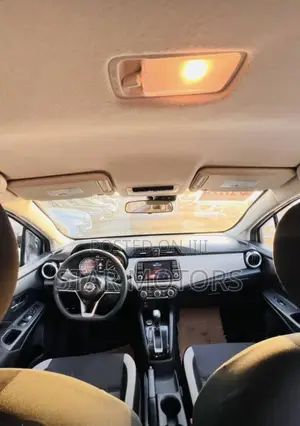 Nissan Versa 2022 Silver