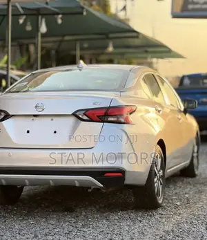 Nissan Versa 2022 Silver