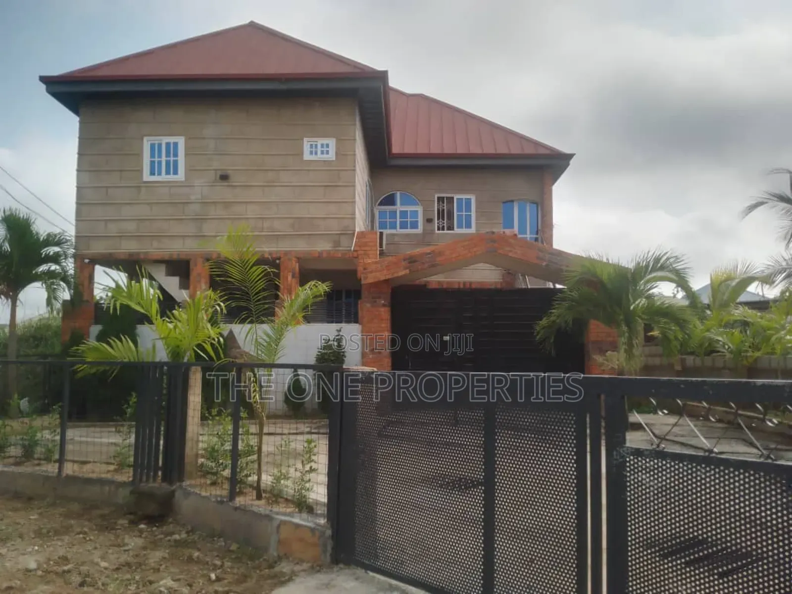 7bdrm Apartment in Medie Rush Factory, Amasaman for sale