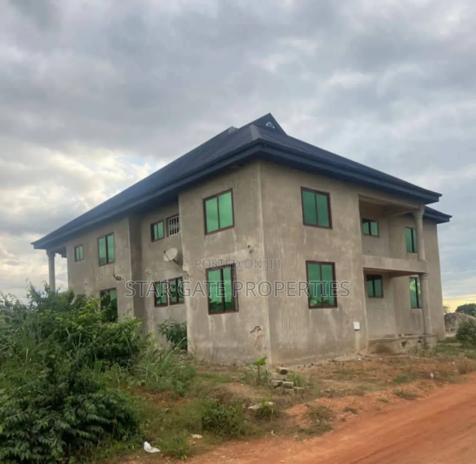 8bdrm House in Kodie Akom, Kumasi Metropolitan for sale
